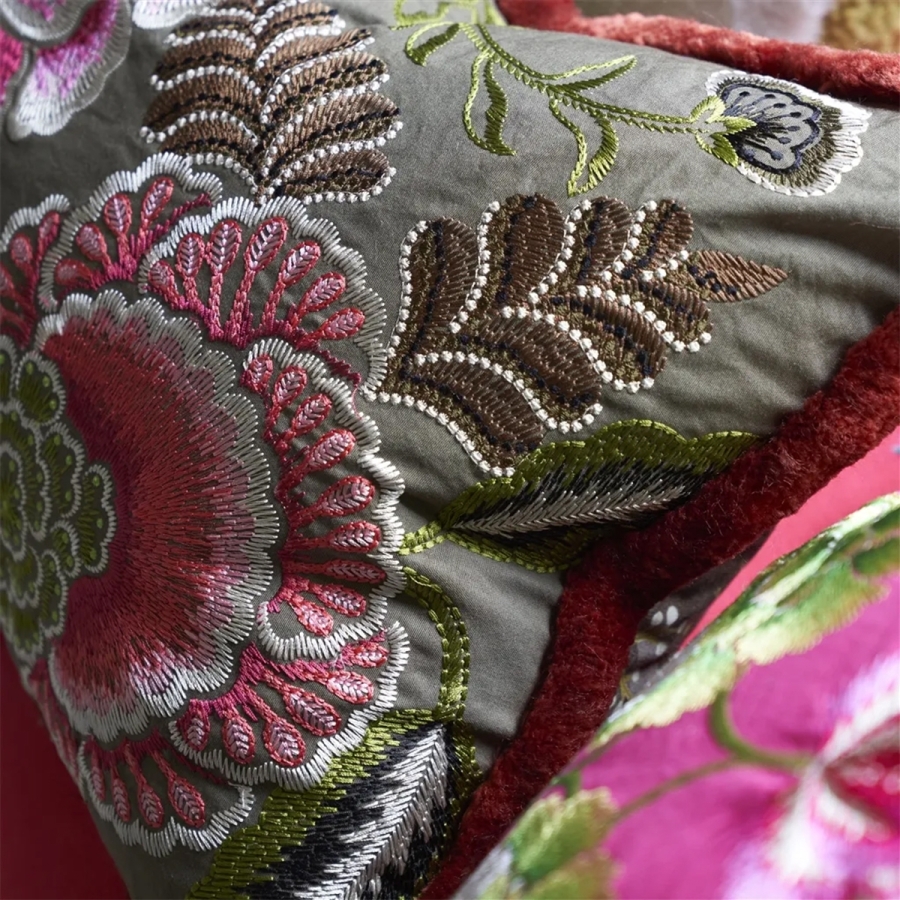 Декоративная подушка Designers Guild CCDG1469 Rose De Damas Embroidered Cranberry Cotton в интерьере