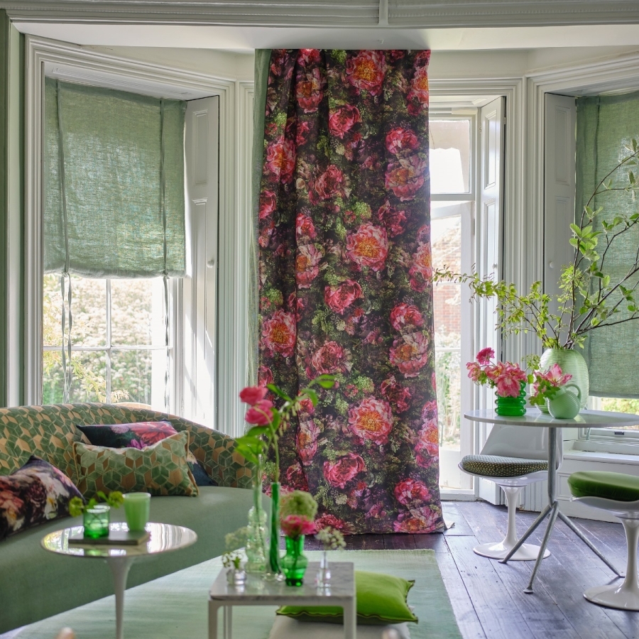 Ткань Designers Guild FDG2929/01 Romaunt Rose Fuchsia коллекции Le Poème De Fleurs в интерьере