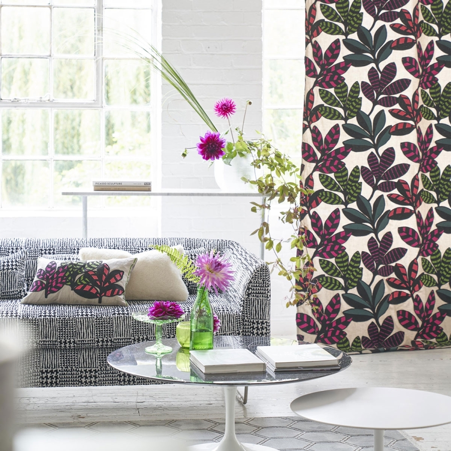 Ткань с вышивкой Designers Guild FDG2990/01Tanjore Berry коллекции Minakari в интерьере