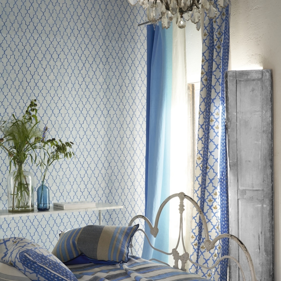 Обои флизелиновые Designers Guild PDG1151/04 Pergola Trellis Cobalt коллекции Porcelaine de Chine в интерьере