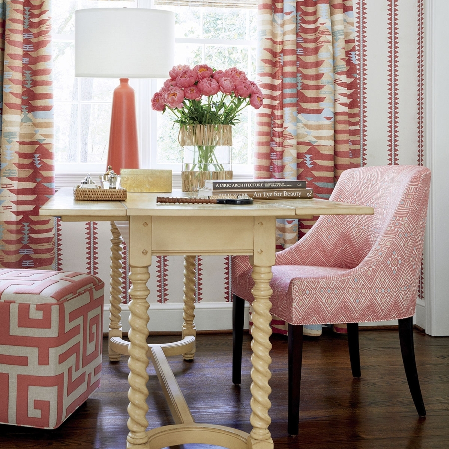 Обои бумажные Thibaut T13245 Reno Stripe Coral коллекции Mesa в интерьере