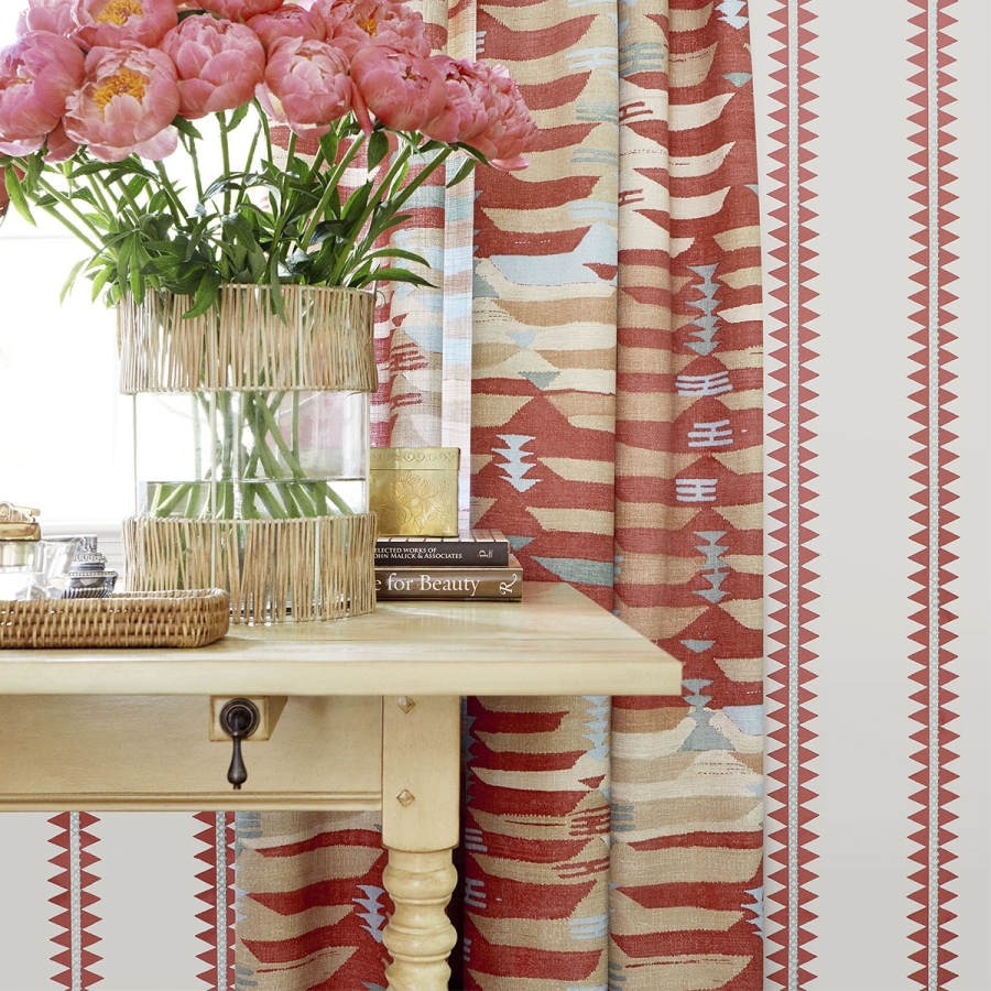 Обои бумажные Thibaut T13245 Reno Stripe Coral в интерьере