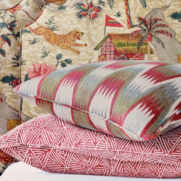 Ткань Thibaut F910243 Stockholm Chevron Red and Grey коллекции Colony в декоративной подушке