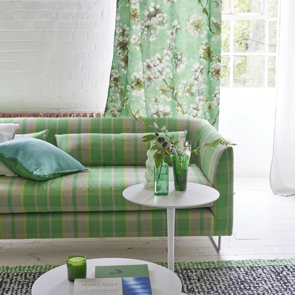 Хлопковая ткань Designers Guild FDG3018/02 Fleur D Assam Emerald коллекции Porcelaine de Chine в интерьере