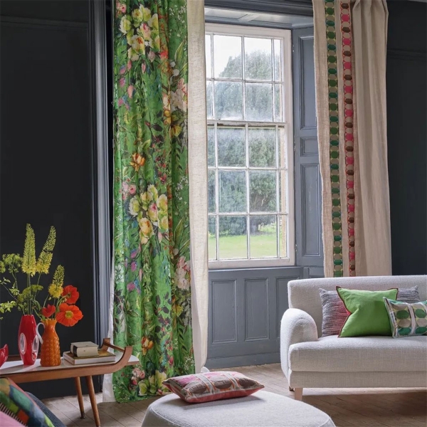 Ткань Designers Guild FDG3161/01 Margaretta Emerald коллекции Pottery Studio в интерьере