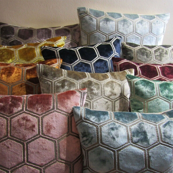 Ткань Designers Guild Manipur в декоративных подушках