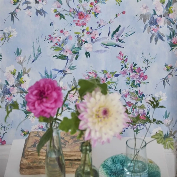 Обои флизелиновые Designers Guild PDG1024/01 Faience Sky коллекции The Edit - Flowers Wallpaper Volume I в интерьере