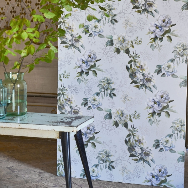 Обои флизелиновые Designers Guild PDG1051/02 Victorine Cloud коллекции The Edit - Flowers Wallpaper Volume I в интерьере