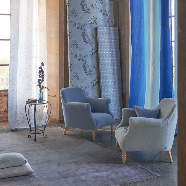 Обои флизелиновые Designers Guild PDG1051/03 Victorine Cornflower коллекции The Edit - Flowers Wallpaper Volume I в интерьере