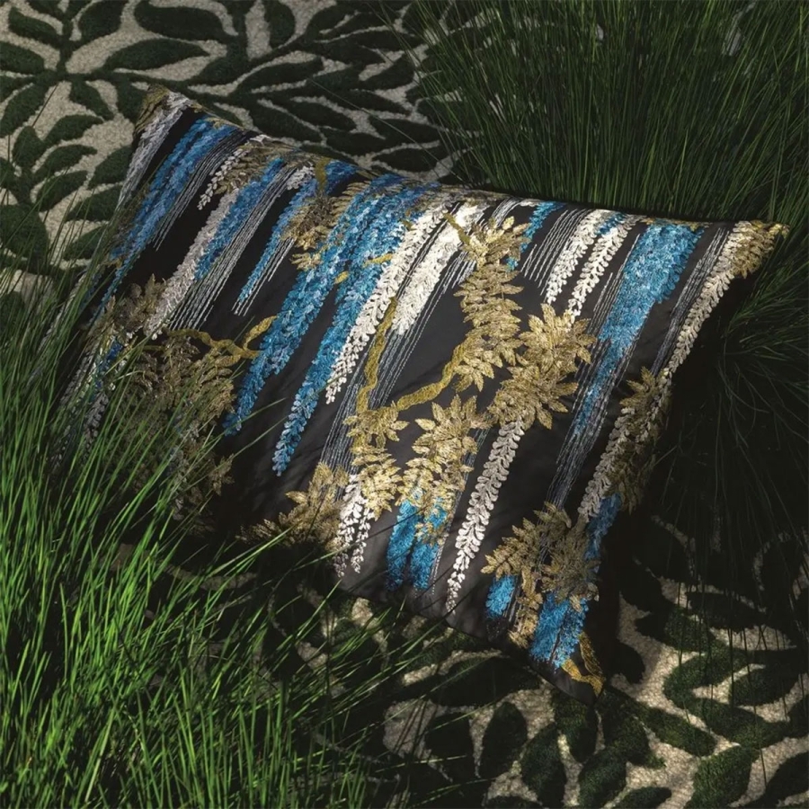 Ткань Christian Lacroix FCL7053/02 Wisteria Alba Ruisseau коллекции L'odyssée на подушке