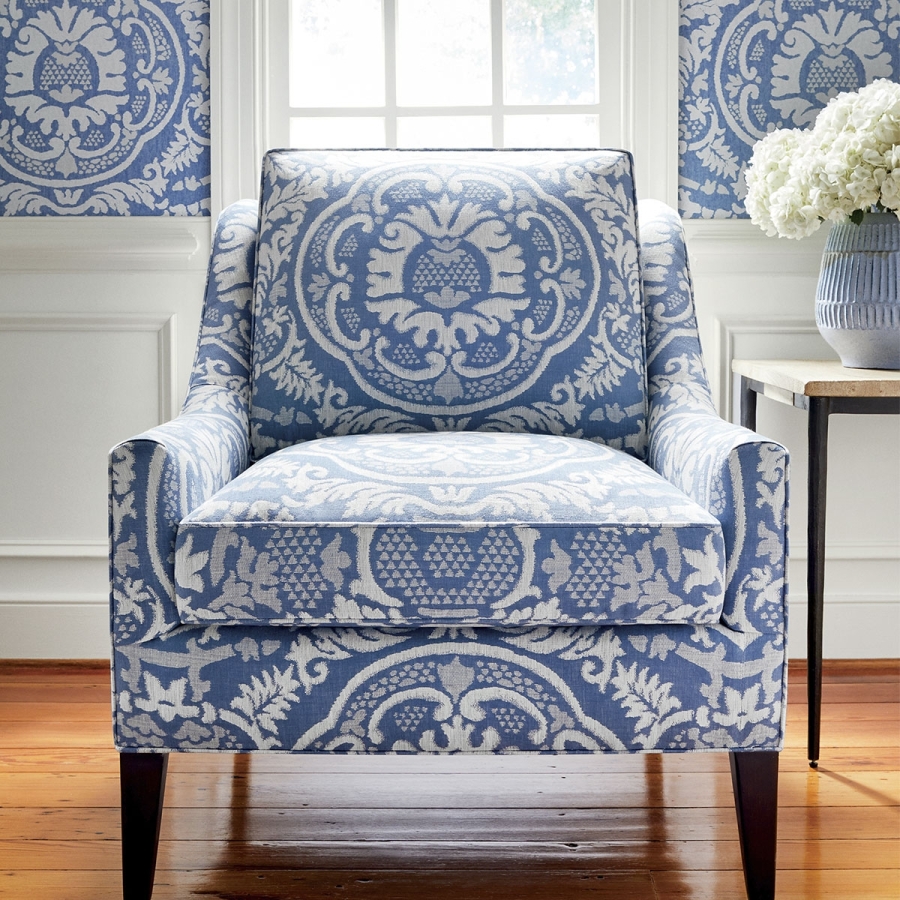 Обои бумажные Thibaut T10837 Earl Damask Blue в интерьере