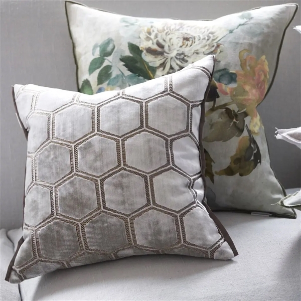 Декоративная подушка Designers Guild CCDG0813 Manipur Oyster Velvet в интерьере