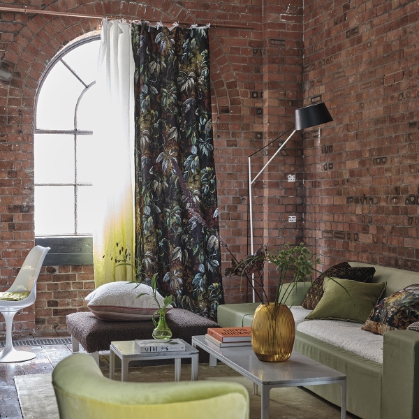 Ткань Designers Guild FDG2984/01 Jangal Moss коллекции Minakari в интерьере