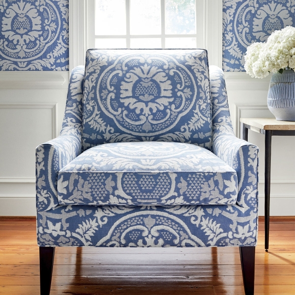 Обои бумажные Thibaut T10837 Earl Damask Blue в интерьере